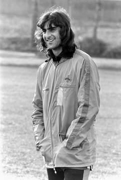  Mario Kempes at training.
