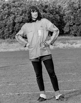  Mario Kempes at training.