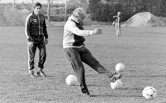  Manager Alfredo di Stefano at a training session.