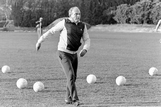  Manager Alfredo di Stefano at a training session.