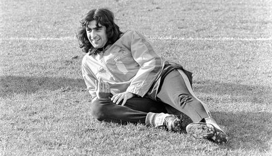  Mario Kempes resting at training session.