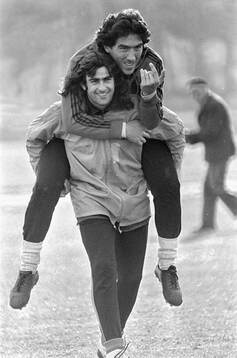  Mario Kempes at training.