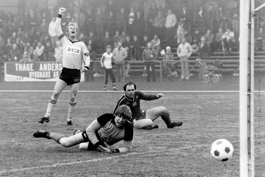  Hässleholms Dan Granqvist slår in bollen bakom häckens målvakt Mats Johansson och Roy Johansson.