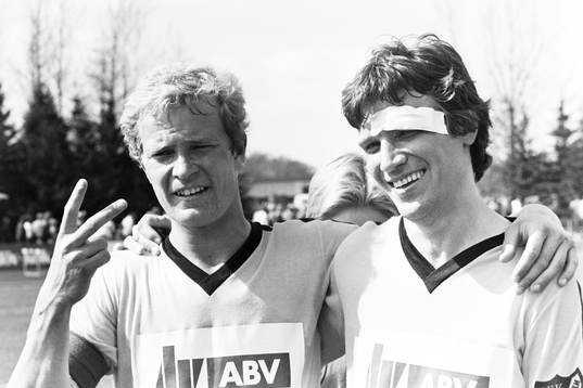  Hässleholms målskyttar Dan Granqvist och Lars Larsson jublar efter segern.
