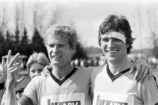  Hässleholms målskyttar Dan Granqvist och Lars Larsson jublar efter segern.