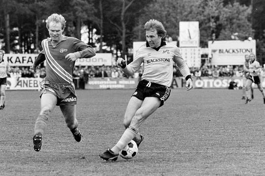 Bo Andersson, Mjällby med bollen utmanas av Stefan