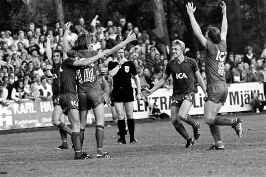  Jubel i Öster när domaren Erik Fredriksson, Tidaholm blåser av matchen.