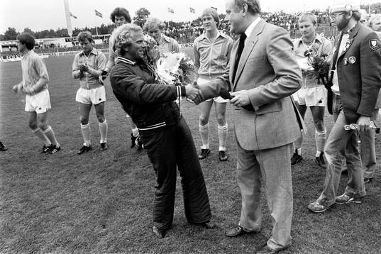  Bob Houghton tackas av efter den sista matchen i Malmö FF.
