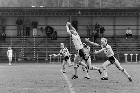  Sven Bertilsson, Hässleholm jublar efter sitt mål. Dan Granqvist på väg fram till sin klubbkamrat.