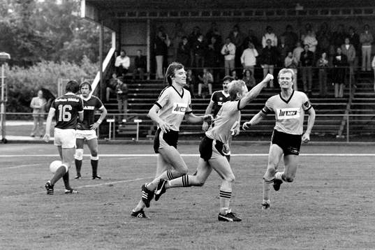  Leif Nilsson, Hässleholm jublar efter in sitt mål tillsammans med sina lagkamrater Lars Larsson och Dan Granqvist.