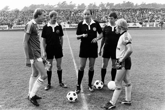  Domare Jan-Ingemar Svensson hälsar på lagkaptenerna Rutger Backe, Halmstad och Sven-Bertil Andersson, Mjällby.