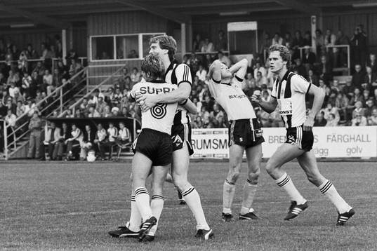  Sonny Johansson och Landskrona jublar efter mål. Till höger Mats Aronsson, Landskrona.