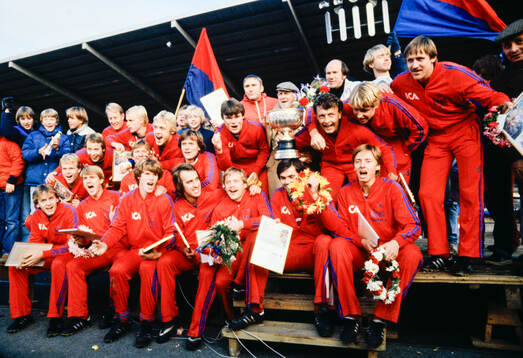  Öster firar SM-guldet 1980. Per-Olof Bild håller SM-pokalen (von Rosens pokal) ovanför Teitur Thordarsson. I övrigt syns bl a fr v tränare Bo Johansson (längst upp t v), Håkan Arvidsson, Karl-Gunnar Björklund, Mats Nordgren, Peter Nilsson, ordförande Stig Svensson, lagledare Tommy Svensson, Andreas Ravelli, Thomas Ravelli.