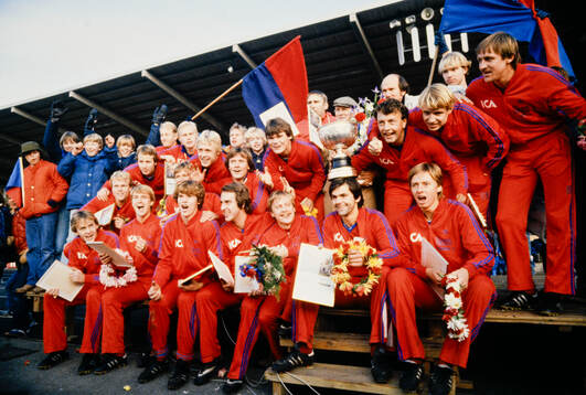 Öster firar SM-guldet 1980. Per-Olof Bild håller