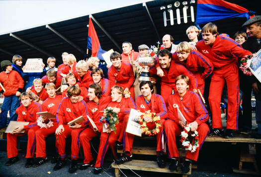  Öster firar SM-guldet 1980. Per-Olof Bild håller SM-pokalen (von Rosens pokal) ovanför Teitur Thordarsson. I övrigt syns bl a fr v tränare Bo Johansson (längst upp t v), Håkan Arvidsson, Karl-Gunnar Björklund, Mats Nordgren, Peter Nilsson, ordförande Stig Svensson, lagledare Tommy Svensson, Andreas Ravelli, Thomas Ravelli.