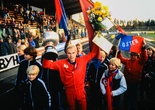 Östers Håkan Arvidsson firar SM-guldet 1980 med Von