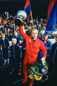 Östers Håkan Arvidsson firar SM-guldet 1980 med Von