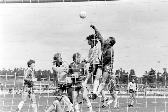  Bo Theander, målvakt i IFK Malmö boxar ut bollen.