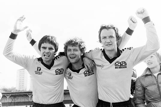  Häckens målskyttar jublar efter matchen. Fr. v Kenny Andrén, Sonny Karlsson och Ulf Carlsson jublar efter matchen.
