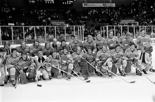  Det svenska laget som bärgade silvret. Bakre raden fr. v Jan-Erik Nilsson, assisterande coach, Bengt-Åke Gustafsson, Stig Östling, Mats Waltin, Dan Söderström, Lennart Norberg, Göran Lindblom, Ulf Isaksson, Peter Helander, Anders Eldebrink, Roland Stoltz, Thomas Steen, och Anders Håkansson. Främre raden fr. v Patrik Sundström, Peter Lindmark, Kjell Damberg, assisterande coach, Harald Lückner, Mats Näslund, Reino Sundberg, Tommy Samuelsson, Inge Hammarström, Roland Eriksson, Lars Molin och Bengt Ohlson, förbundskapten
