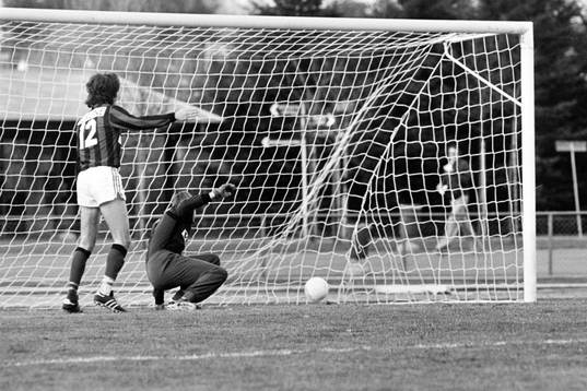 Bollen i mål bakom gais målvakt Kjell Uppling