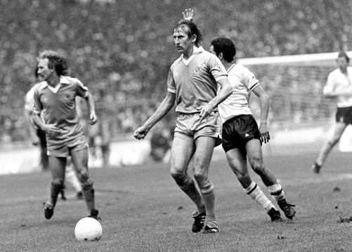  Manchester Citys Tommy Hutchison..