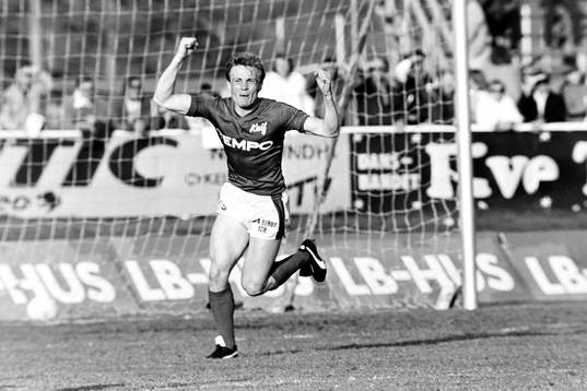  Ingemar Jönsson, Karlskrona jublar efter sitt mål.