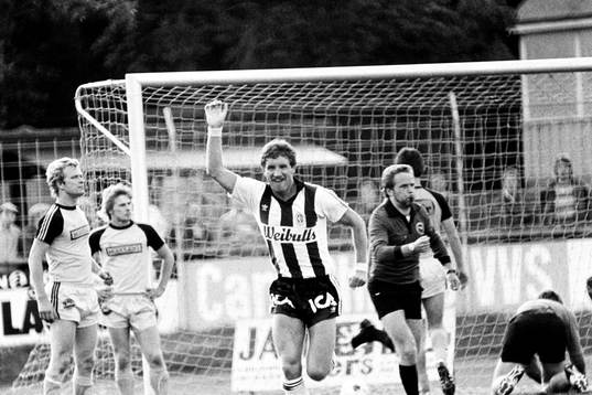  Stuart Baxter, Landskrona jublar efter sitt mål.