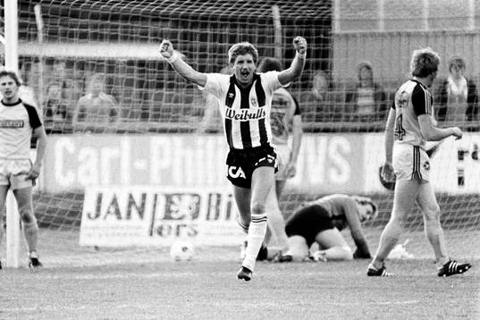  Stuart Baxter, Landskrona jublar efter sitt mål.