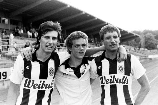  Landskronas målskyttar jublar efter matchen. Fr. v Per-Åke Theander, Sylve Bengtsson och Stuart Baxter.
