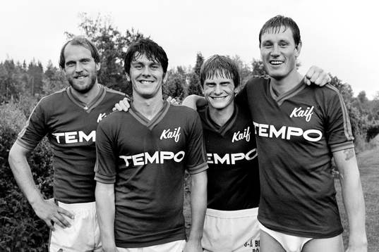  Karlskronas målskyttar jublar efter matchen. Fr. v Jan-Olof Wallgren, spelande tränare, Steve Gardner, Bertil Lindström och Ingemar Wieselblad.