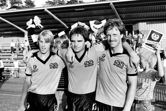  Häckens målskyttar jublar efter segern. Fr. v Lars Hartwig, Kenny Andrén och Roger Gustafsson.