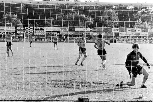  Kenny Andrén, Häcke slår in 0-2 på en straff bakom mjällbys målvakt Paul McCullogh.
