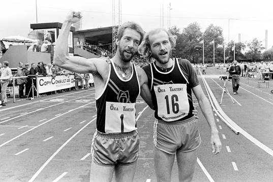  Gert Möller, MAI jublar tillsammans med klubbkamraten Jan-Arne Nilsson efter segern på 800 m.