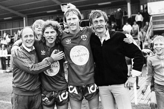   Bertil Hansson, tränare och Lars Bengtsson, lagledare kramar om målskyttarna Pat Jörliden och Bo Wilhelmsson.
