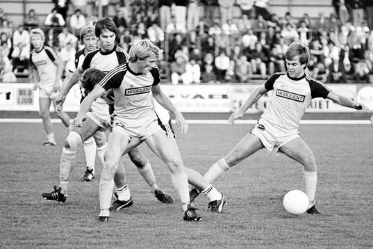  Per-Åke Theander, Landskrona uppvaktas av hässleholms Claes Cronqvist, Bengt Ivarsson och Bengt-Olof Rydell.