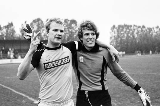  Tremålsskytten Dan Granqvist jublar tillsammans med Bo Lindfors, målvakt i Hässleholm efter matchen.