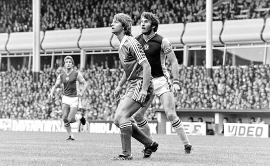 Birminghams Kevin Broadhurst, Aston Villas Peter Withe.