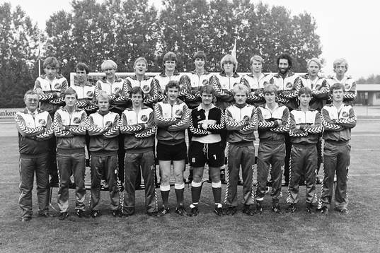  Hässleholms seriesegrande lag med bl.a Kenneth Berg, Mats Nylander, Jan Svensson, Peter Jönsson, Kåre Kjellberg, Alf Jönsson, Nils-Åke Svensson, tränare och Tony Martinsson, målvakt.