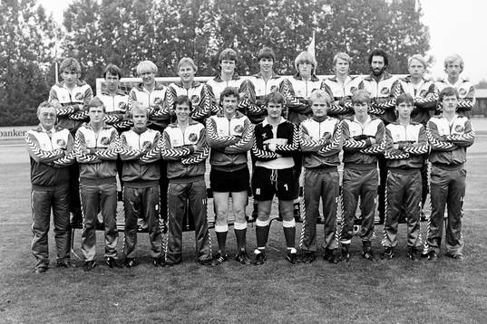  Hässleholms seriesegrande lag med bl.a Kenneth Berg, Mats Nylander, Jan Svensson, Peter Jönsson, Kåre Kjellberg, Alf Jönsson, Nils-Åke Svensson, tränare och Tony Martinsson, målvakt.