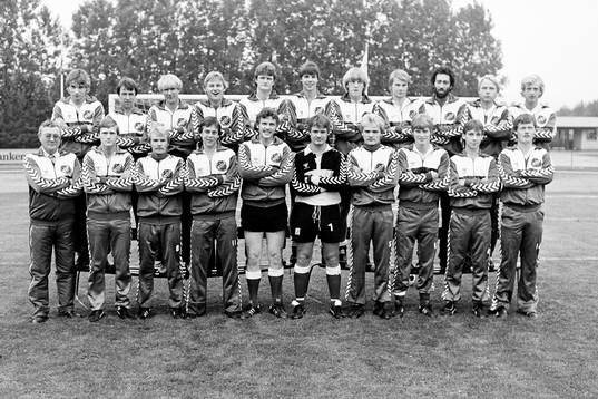  Hässleholms seriesegrande lag med bl.a Kenneth Berg, Mats Nylander, Jan Svensson, Peter Jönsson, Kåre Kjellberg, Alf Jönsson, Nils-Åke Svensson, tränare och Tony Martinsson, målvakt.