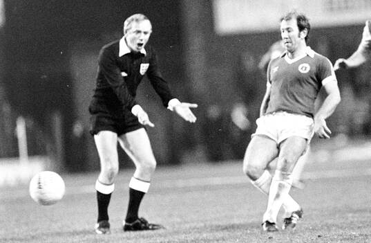  Evertons player manager Howard Kendall.