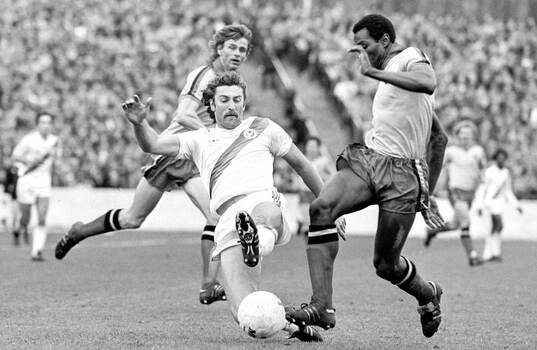  Jim Cannon of Crystal Palace against Watfords Luther Blissett.