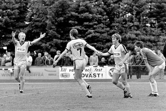  Dan Granqvist, Lars Larsson och Peter Persson, IFK Hässleholm jublar efter mål.