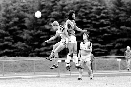  Bengt Ivarsson, IFK Hässleholm och Alf Jönsson, Hässleholms IF i en nickduell.