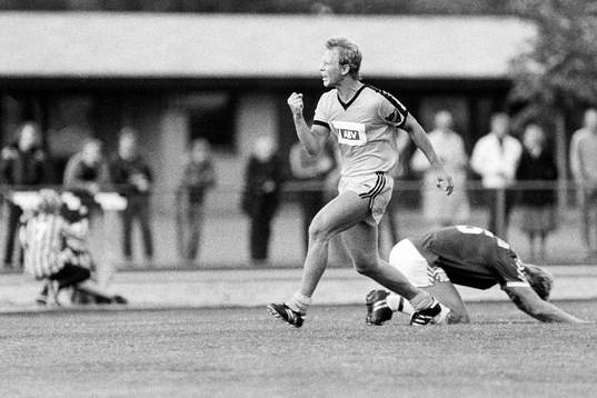  Lars-Olof Persson, IFK jublar efter mål.