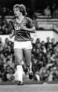  Evertons Adrian Heath.