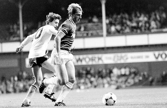  Aston Villas Gordon Cowans, Evertons Steve McMahon.
