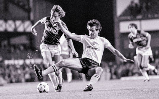  Evertons Andy King against Aston Villas Dennis Mortimer.