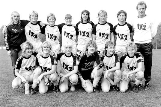  Öxabäcks seriesegrande lag. Stående fr.v. Ellenor Holmgren, Birgitta Ericsson, Ing-Marie Ottosson, Annette Lundin, Christina Ahlström, Mary Andersson, Kristina Andersson, Ulf Svensson, tränare. Sittande fr.v. Maj Lindgren, Karin Åhman, Jessica Gunnarsson, Inger Frisk, Tina Rossing, Ann-Christin Lindquist